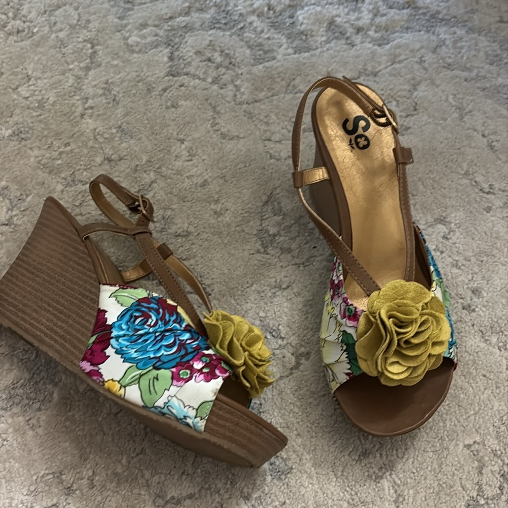 SO Sevina yellow print platform stacked heel Size 7